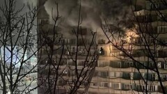 Пострадавший при пожаре в Караганде упал с восьмого этажа на автомобиль