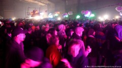 Во Франции полицейские сутки разгоняли незаконную вечеринку. Оштрафованы 1200 человек