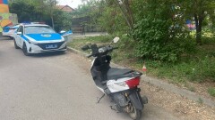 Курьер сервиса доставки на мопеде намеренно наехал на полицейского в Алматы