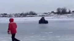 Атырауские инспекторы на квадроцикле провалились под лёд во время рейда по Уралу