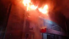 В центре Алматы потушили сильный пожар. Огонь мог перекинуться на банк