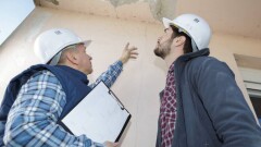 Потолок рухнул в подъезде нового ЖК в Нур-Султане. Застройщик сэкономил на крепеже