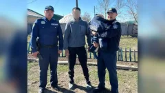 Двухлетнего ребёнка, сбежавшего из дома в одной футболке, нашли у уличного туалета в селе ВКО