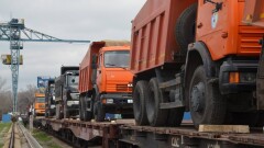 Технику для борьбы с паводками круглосуточно перебрасывают по железной дороге в пострадавшие регионы