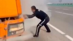 Водителя горящего грузовика на трассе в Алматинской области спасли полицейские