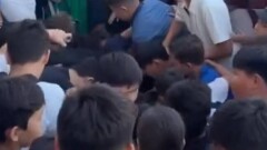 Давку за бесплатные наушники устроили подростки в Актау