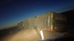 Сильный ветер опрокинул грузовик на трассе Алматы – Усть-Каменогорск