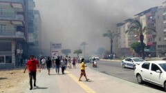 В Анталье лесной пожар перекинулся на курортный город. Есть пострадавшие