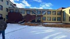 В Атырау ветер сорвал крыши зданий и оставил без света жителей микрорайонов
