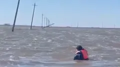 Столбы линии электропередачи обрушились во время разлива реки в Акмолинской области. Их чинили вплавь 