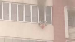 ДЧС Алматы: Ребёнка из горящего дома в микрорайоне Аккент сбросили жители до прибытия пожарных