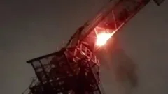 Башенный кран возле строящегося дома загорелся в Алматы