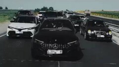 Кортеж с дымовыми шашками и перестроениями на дороге. 17 автовладельцев оштрафовали в Шымкенте