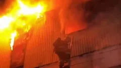 Общежитие горит в Тобыле, из огня спасли 19-летнюю девушку