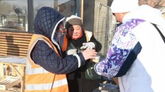 В Астане волонтёры согревают горячим чаем уборщиков улиц и пассажиров на остановках