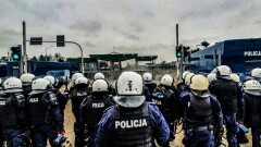 Ситуация на белорусско-польской границе: штурм мигрантов, раненые пограничники и ночлег от Лукашенко