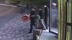 "Забрал из магазина букет цветов". Вместе с экс-полицейским был сотрудник ДГД Шымкента