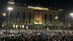 В Тбилиси протестующие перекрыли главный проспект. В парламенте ввели красный уровень безопасности