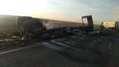 Две фуры столкнулись в Актюбинской области, одна из них сгорела, погиб человек