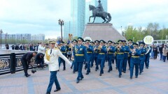 Военный оркестр прошёл маршем по набережной Астаны