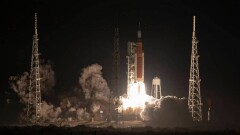 NASA успешно запустило к Луне самую мощную в истории ракету