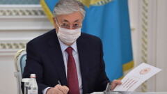 Токаев получил вторую прививку "Спутник V"