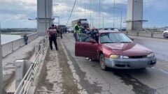 Женщина на мопеде спровоцировала ДТП на подвесном мосту в Семее. Пострадали трое