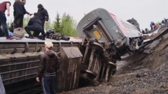 Пассажирский поезд сошёл с рельсов на севере России. СМИ сообщают о 70 пострадавших