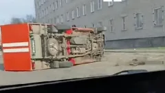 Пожарная машина перевернулась после столкновения с Kia в Павлодаре