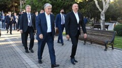 Токаев и Алиев прогулялись по Баку и заглянули в юрту