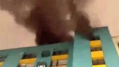 Пожар с сильным задымлением тушат в 10-этажном доме в Алматы