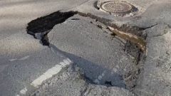 Огромная яма образовалась на дороге в алматинском микрорайоне Айнабулак