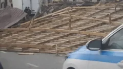 Ветер сорвал крышу торгового центра в Мангистауской области 