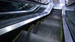Двухлетнему ребёнку зажевало руку на эскалаторе в торговом центре Караганды