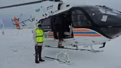 Вертолёт "Казавиаспаса" эвакуировал застрявших в снегу и грязи мужчин в Жетысуской области