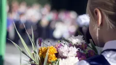"Решение дарить цветы должно оставаться добровольным". Минпросвет пояснил слова о запрете букетов учителям