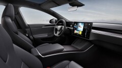 Tesla отозвала 1,85 млн машин из-за незакрывающегося капота