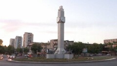 Неработающие городские часы в Шымкенте закрыли баннером с логотипом города