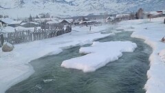 В 30-градусный мороз вышедшая из русла река подтопила дворы в ВКО