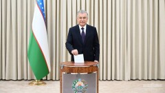 В Узбекистане вступила в силу новая редакция Конституции, продлевающая президентский срок