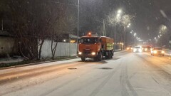 Снегопад в Алматы: более 340 дорожных рабочих вышли ночью на улицы города