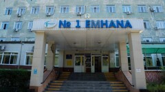 Жителей Семея не пускали на парковку поликлиники, в которую приехал аким области