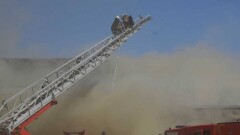 Крупный пожар в Шымкенте тушили 120 сотрудников ДЧС при помощи пожарного поезда