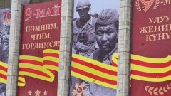 Центральную площадь Бишкека ко Дню Победы украсили баннером с изображением солдата вермахта