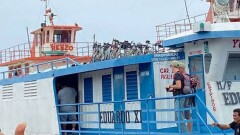 Жители общины в Перу захватили судно с туристами