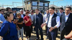 Временный асфальт вокруг школы и новые маршруты: Сатыбалды встретился с жителями Алатауского района 