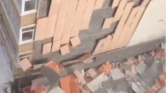 Ураганный ветер обрушил фасад многоэтажки в Астане