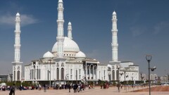 Посетителей мечети Хазрет Султан эвакуировали из-за тикающего звука в оставленном чемодане