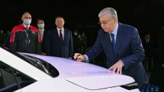 Токаев расписался на капоте Kia Sportage во время запуска нового производства авто в Костанае