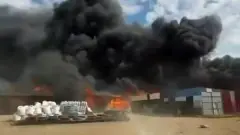 Мощный пожар на строительном рынке полыхал в Актобе